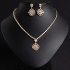 Elegant Guldpläterat Smyckesset med Kubisk Zirkonia - Halsband & Örhängen