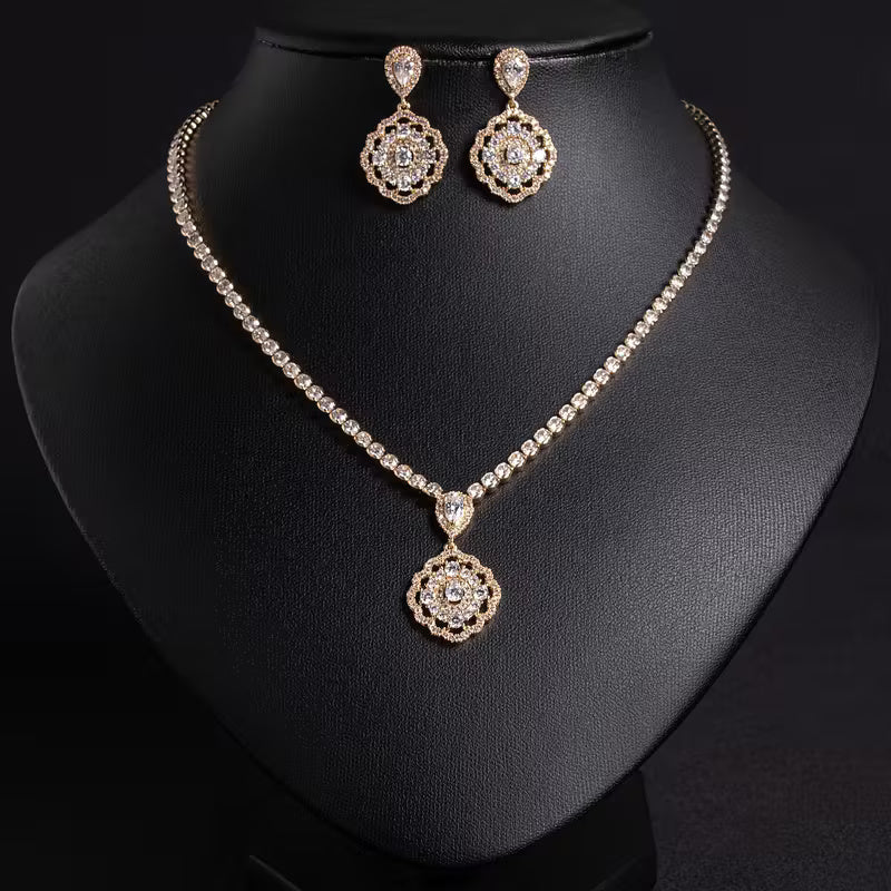 Elegant Guldpläterat Smyckesset med Kubisk Zirkonia - Halsband & Örhängen