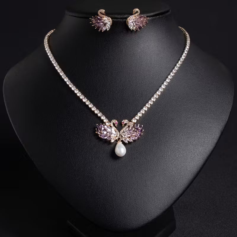 Elegant Svanhalsband och Örhängen med Rosa/Lila Stenar