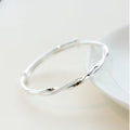 Fashionable Silvery-Plated Möbius Ring Bracelet – Adjustable Twist Design